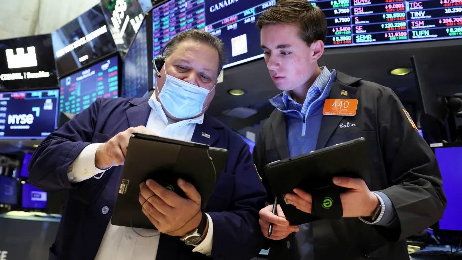 Các nhà giao dịch làm việc trên sàn của Sở Giao dịch Chứng khoán New York (NYSE) ở Thành phố New York, ngày 21 tháng 3 năm 2022.
