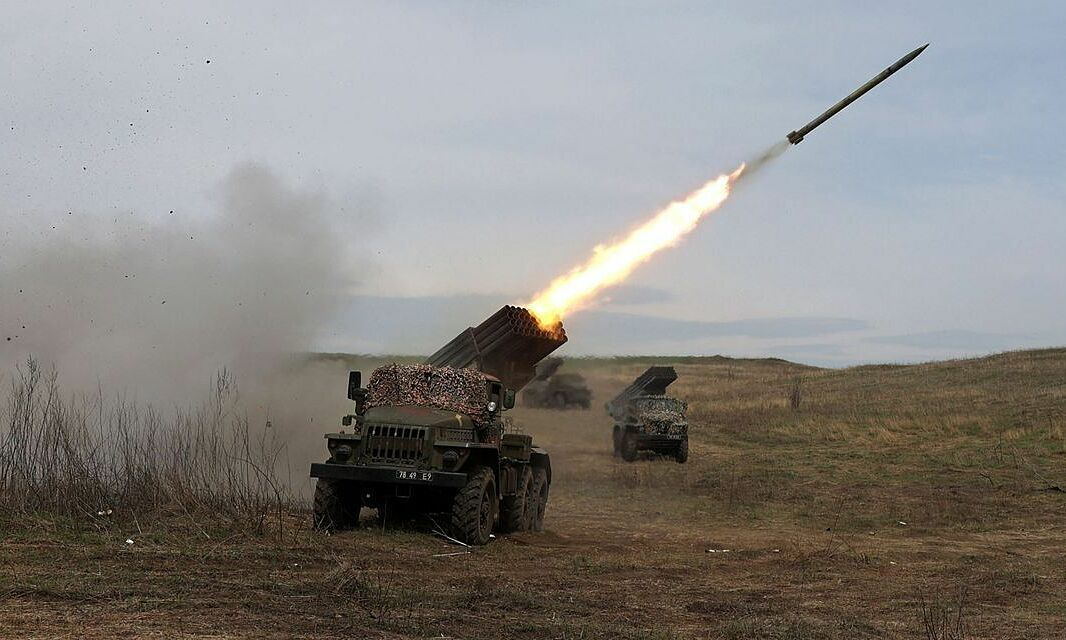 Lực lượng Ukraine tập kích một cứ điểm của quân đội Nga ở tỉnh Lugansk, vùng Donbass vào ngày 10/4. Ảnh: AFP.