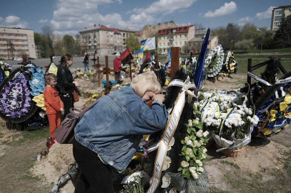 Khách viếng thăm Nghĩa trang Lychakiv ở Lviv, Ukraine. & Nbsp;