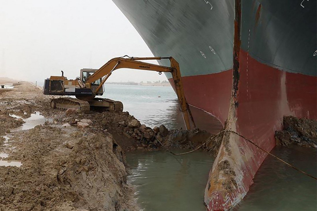 Vụ tàu mắc kẹt trên kênh đào Suez trở thành đề tài chế ảnh trên mạng xã hội  | baotintuc.vn