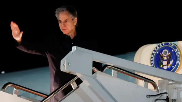 U.S. Secretary of State Antony Blinken waves as he boards an aircraft during his departure from Washington to travel to the Middle East, amid the Israel-Hamas conflict, at Joint Base Andrews, Maryland, U.S., January 4, 2024. REUTERS/Evelyn Hockstein/Pool
