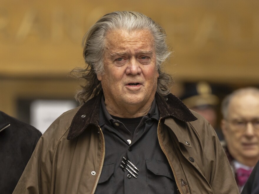 Steve Bannon cảnh báo Donald Trump rằng cuộc tấn công Iran sẽ “xé nát” nước Mỹ