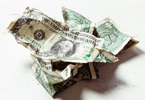 Đồng USD giảm do rủi ro thuế quan gia tăng khi Trump nhắm vào Nhật Bản; đồng CHF tăng mạnh